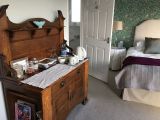 Door to en suite in Arts & Crafts bedroom